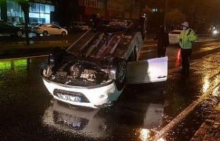 Direksiyon hakimiyetini kaydeben sürücü takla attı