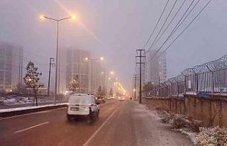 Diyarbakır’a mevsimin ilk karı yağdı