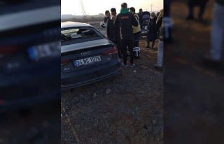 Diyarbakır’da arkadan çarpan otomobil savruldu:...