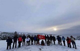 Doğa tutkunları karlı havada bin 450 metreye çıktı