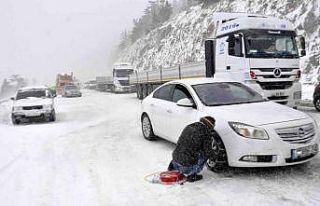 Doğuda kar yolları kapadı