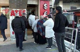 Dolar düştü, vatandaşlar döviz bürolarına koştu
