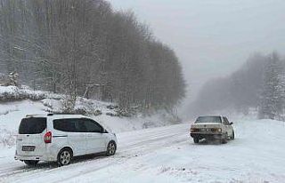 Domaniç-İnegöl karayolunda kar yağışı etkili...