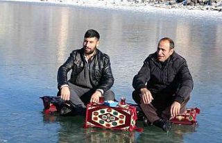 Donan Çıldır Gölü üzerinde çay keyfi