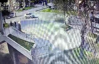 Dönüş yapan minibüsün altında kaldı, o anlar...