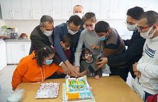 Dünya engelliler gününü pasta keserek kutladılar