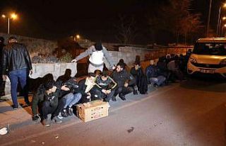 ’Dur’ ihtarına uymayan minibüsten 31 göçmen...