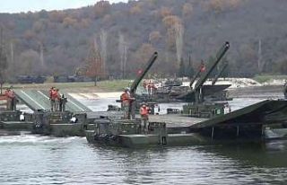 Durgun sulardan geçiş tatbikatı: Askeri araçlar...