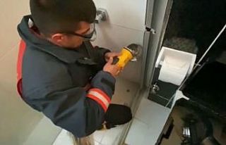 Duşakabine sıkışan muhabbet kuşunu itfaiye kurtardı