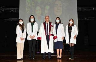 Eczacılık Fakültesi öğrencileri beyaz önlük...