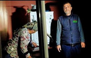 Edirne’de sel felaketi: Mahsur kalan aile ev eşyalarını...