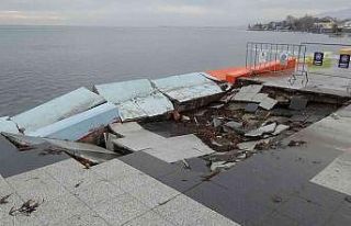 Edremit’te dev dalgaların dövdüğü kordon çöktü