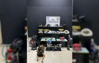 Edremit’te silah ve uyuşturucu operasyonu: Evden...