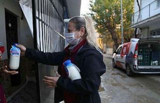 Efeler’de ücretsiz süt dağıtımı devam ediyor