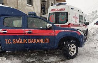 Ekipler karla kaplı yolda KOAH hastasına 5 saatte...