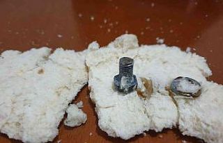 Ekmeğin içinden çıkanı görünce şok oldu