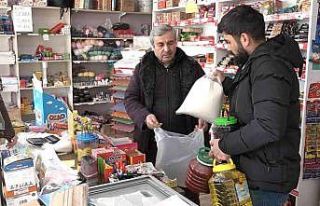 Elazığ’da bakkal sahibi indirim yaptı, astığı...