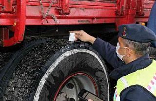 Elazığ’da jandarma ekiplerinden kış lastiği...
