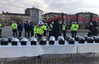 Elazığ’da motosiklet sürücülerine kask dağıtıldı