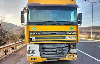 Elazığ’da tırın çarptığı otomobil şarampole...