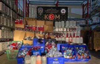 Elbise dolabının arkasındaki gizli bölmeden sahte...