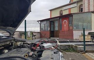 Elektrik kesintisi sonrası imamdan ezan okumak için...