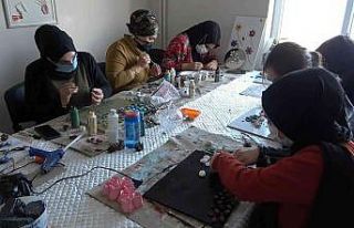 Elleri boyalı kadınlardan aile ekonomisine katkı