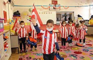Elmalı’da 130 öğrenciye Antalyaspor forması...