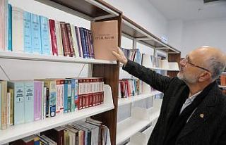 Emekli öğretmen kitaplarını belediye kütüphanesine...