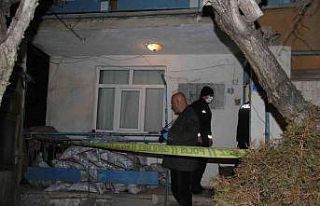 Emekli polis memuru evinde ölü bulundu