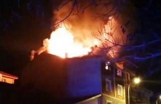 Emet’te 4 katlı binanın çatı katında çıkan...