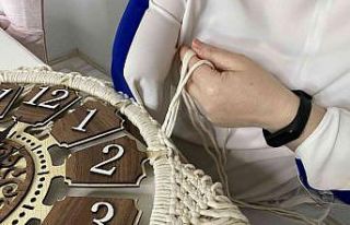 Engelleri aşan Ayşe Çalışkan, tek koluyla makrome...