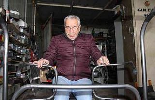 Engelli babası, yaptığı tasarımlarla engellilerin...