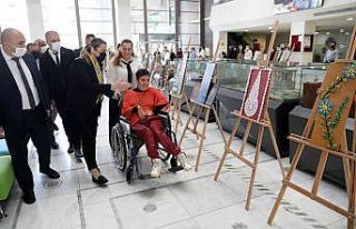 Engelli sanatçının ayaklarıyla yaptığı resimler...