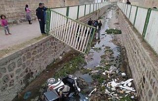 Engelli sürücü motosikleti ile dereye uçtu