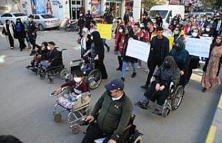 Engelliler farkındalık yürüyüşünde bir araya...