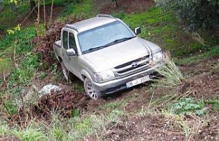 Erdek’te 2 araç şarampole uçtu