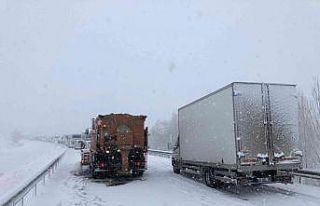 Erzurum-Erzincan karayolunda yüzlerce araç mahsur...