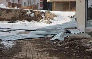 Erzurum’da şiddetli fırtına hayatı felç etti,...
