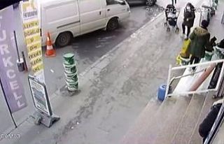 Esenyurt’ta dalgın anne bebek arabasında çocuğunu...