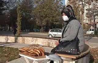 Eşi hastalanınca simit tablasını alıp sokağa...