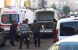 Eşini 25 yerden bıçakladı, çocuklarının boğazını...