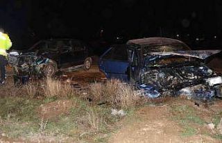 Eskişehir’de 2 otomobil kafa kafaya çarpıştı:...