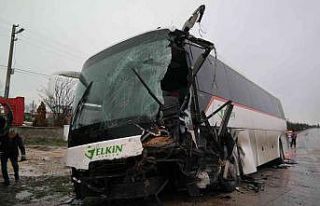 Eskişehir’de traktör ve servis aracı çarpıştı,...