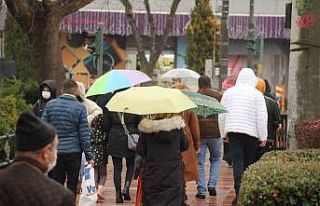 Eskişehir’de yağmuru gören şemsiyelerini açtı