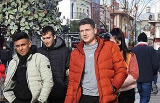 Esnaf tekrar kapanmaktan, vatandaşlar ise vaka artışlarından...