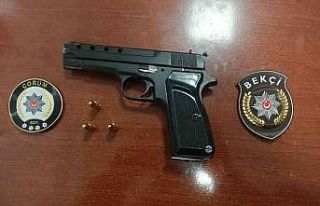 Etrafa rastgele ateş açan şahıs bekçilerden kaçamadı