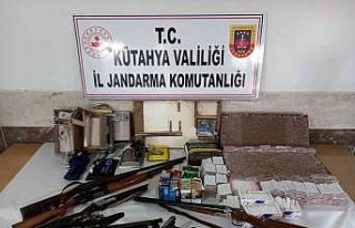 Evi silah ve sigara deposu çıktı