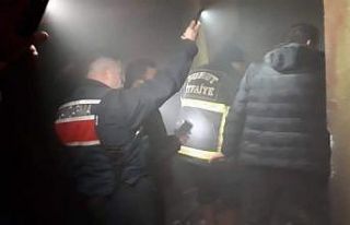 Evin odunluğunda çıkan yangında köylüler seferber...