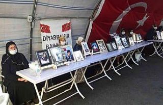 Evlat nöbetindeki aileler PKK ve HDP’nin yakasını...